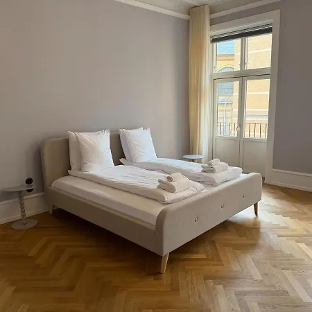 Apartamento 4 Bed 8 Pax 240m2 2 Bath Illustrative Furnishings *