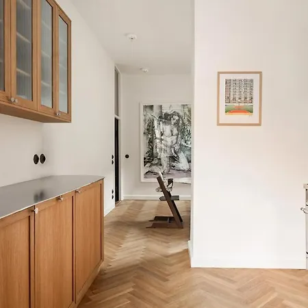 4 Bed 8 Pax 240m2 2 Bath Illustrative Furnishings Lägenhet *