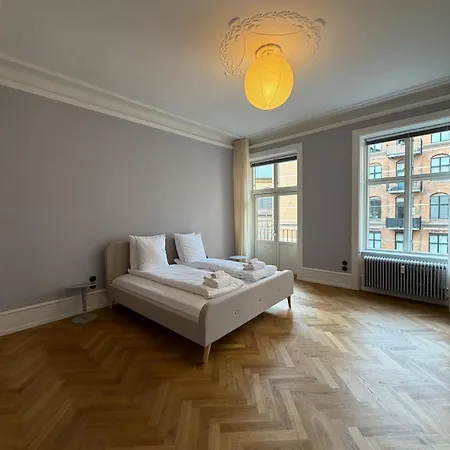 4 Bed 8 Pax 240m2 2 Bath Illustrative Furnishings Apartament *